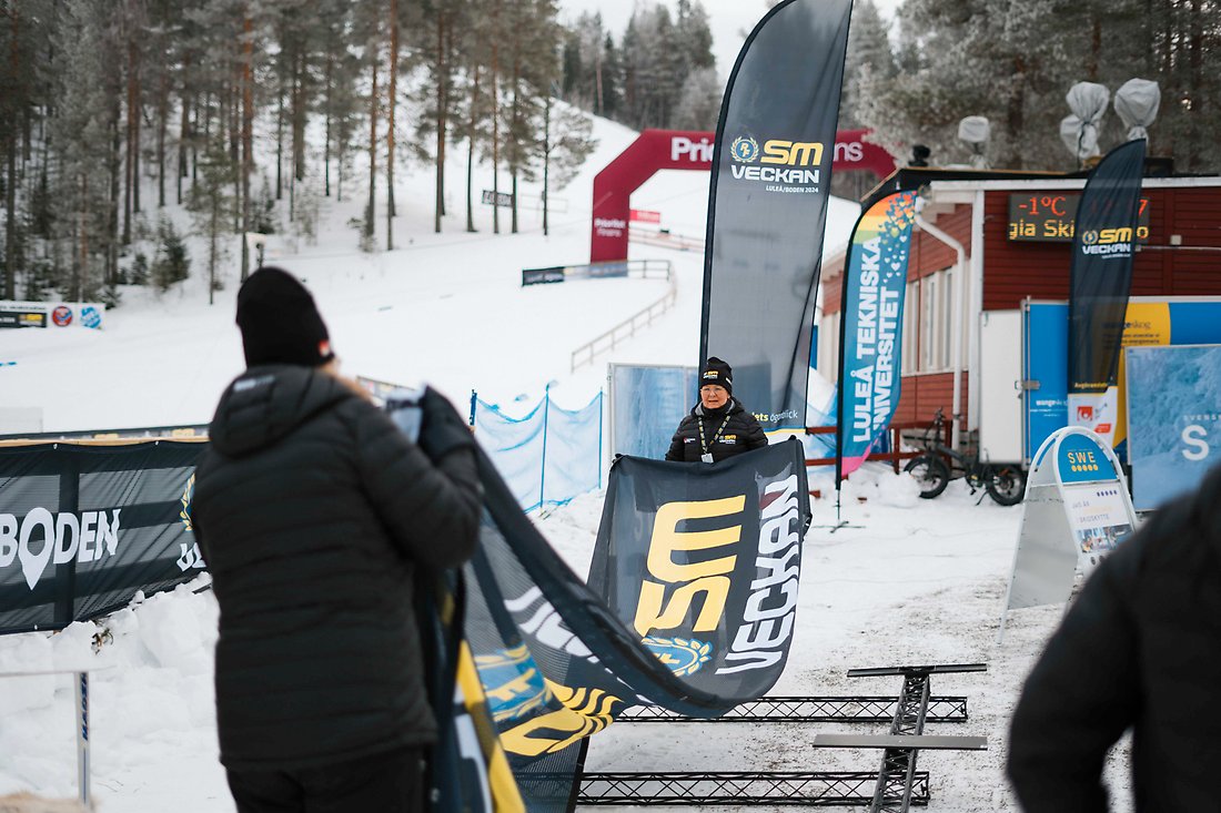 Annika Nilsson och Mette Bohman fixar till på området