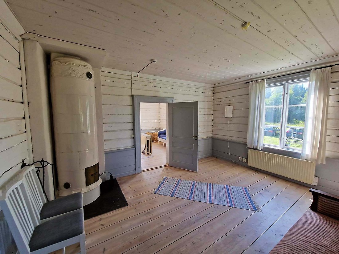 Mangårdsbyggnaden renoverades under 90-talet men har kvar sin historiska prägel med breda golvtiljor och vackra kaminer.