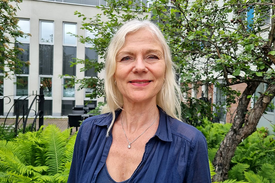 Kvinna med långt blont hår.