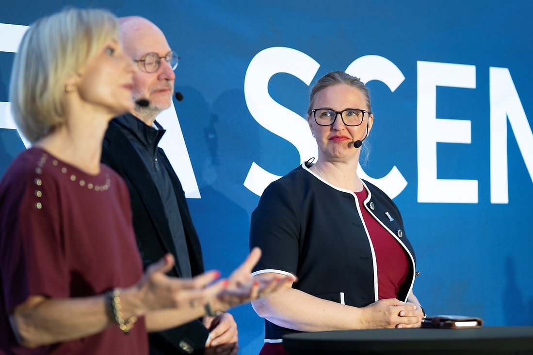 En kvinna står på en scen.