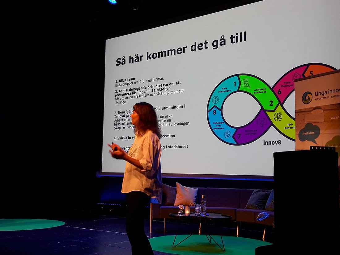 Karin DiLuca från organisationen Unga innovatörer berättar hur Luleå kommuns Hållbarhetsutmaning ska gå till för Luleås gymnasieelever.