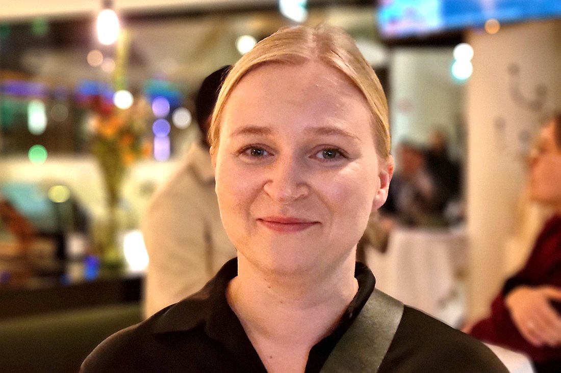 Ung kvinna med ljust hår