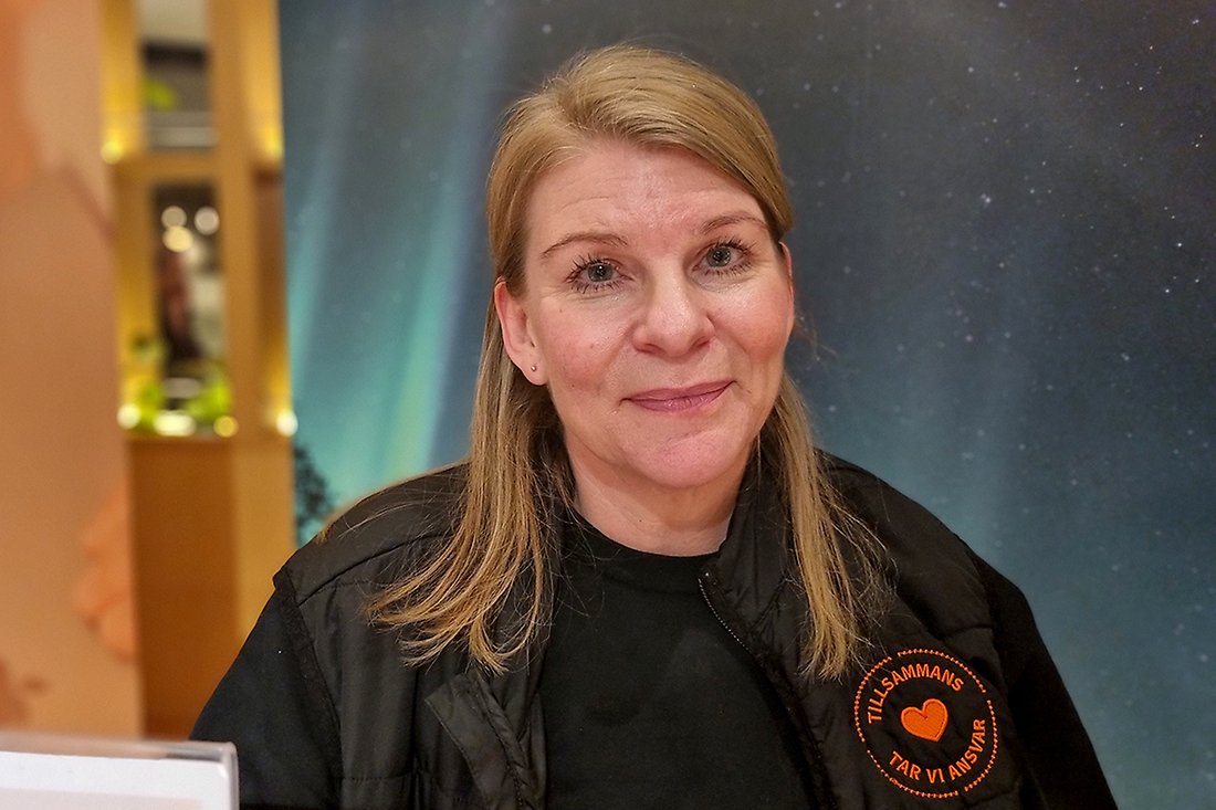 Kvinna med långt hår och svart tröja