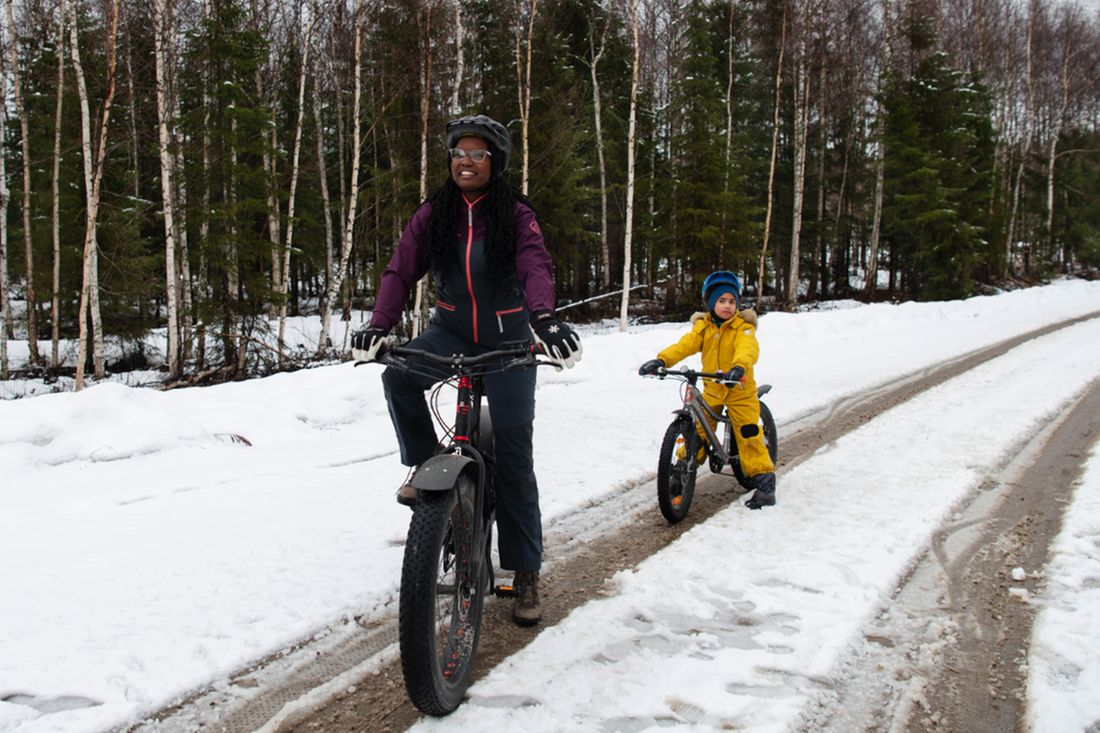 Emilia och hennes dotter cyklar på en grusväg