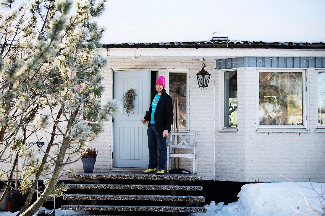 Lewicki utanför sitt hus