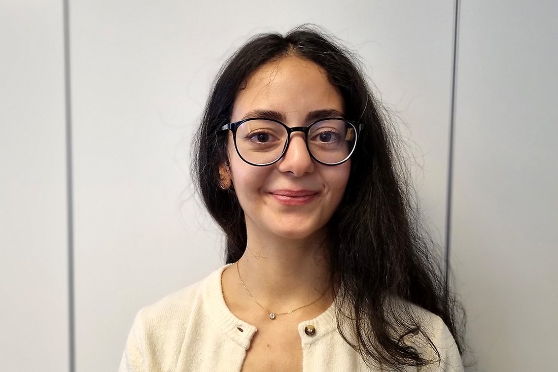 Leende ung kvinna med glasögon