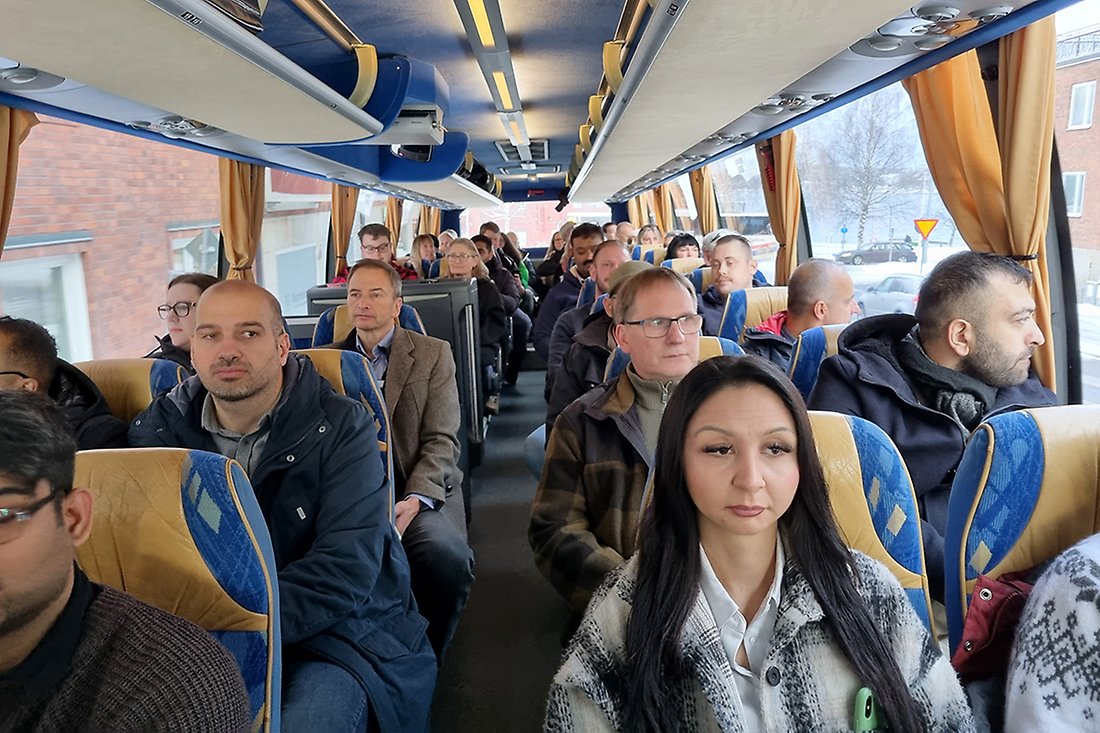 Människor som sitter i en buss