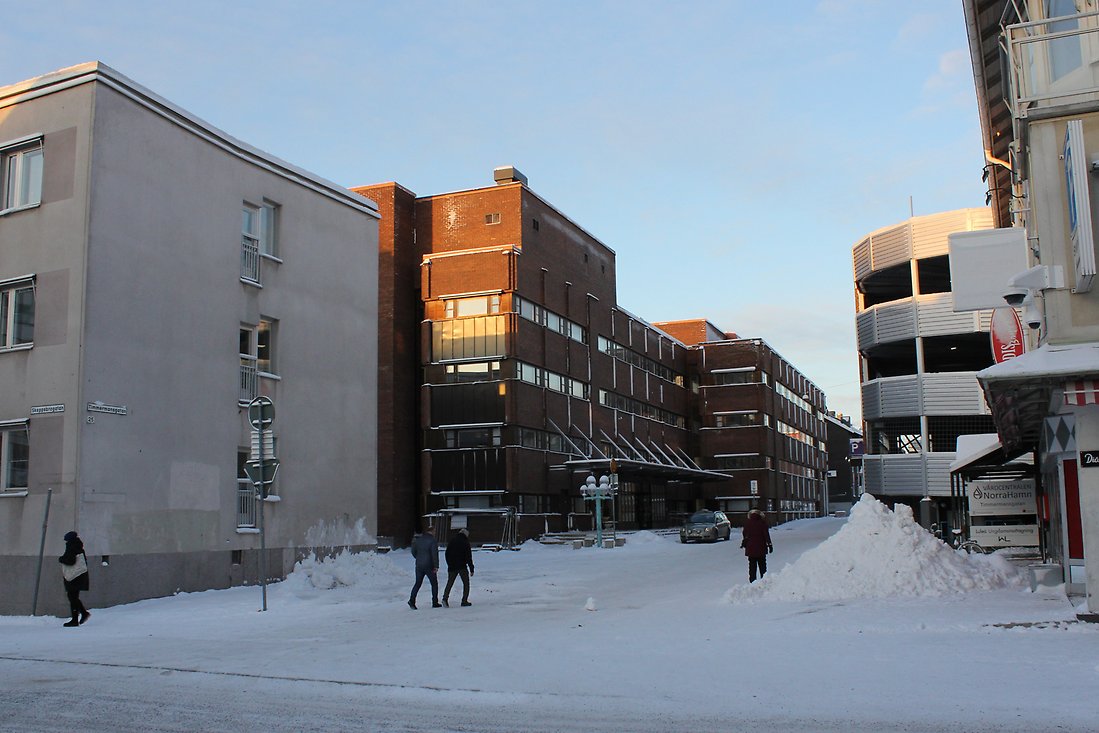 Luleå kommuns servicecenter. Människor går på gatan. 