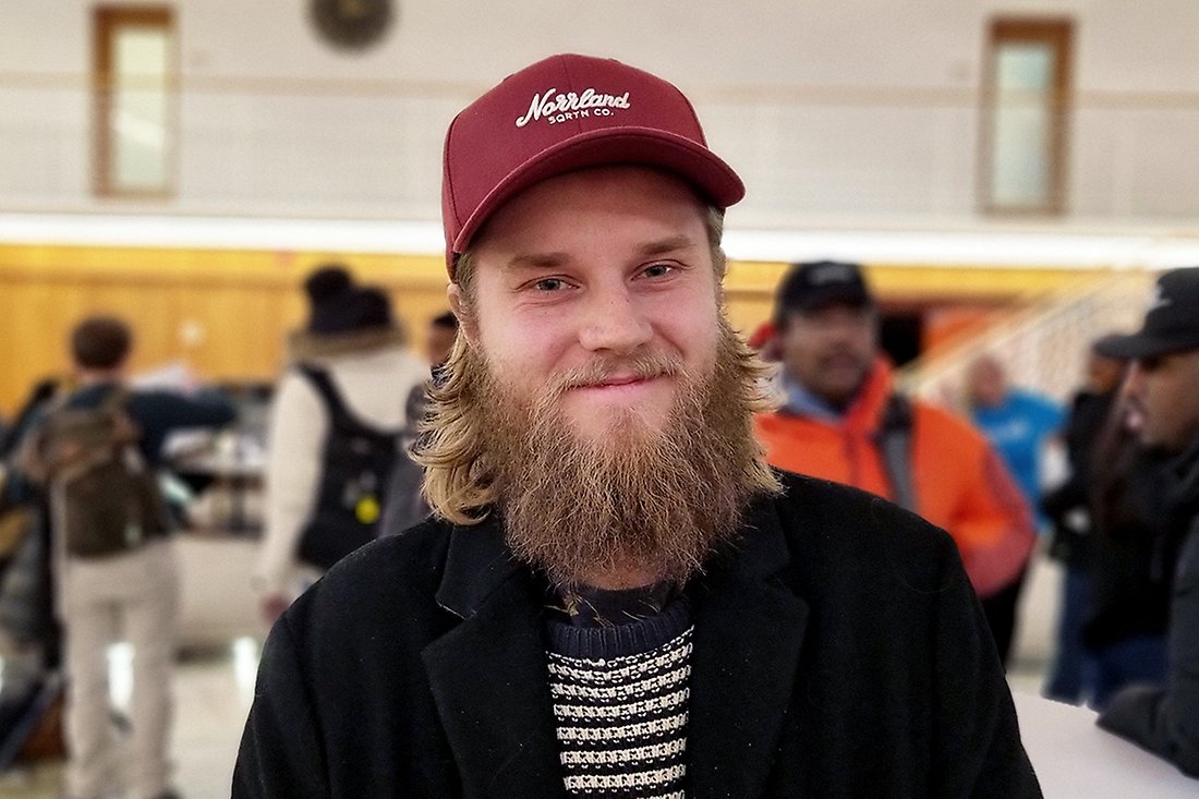 Man med skägg och keps