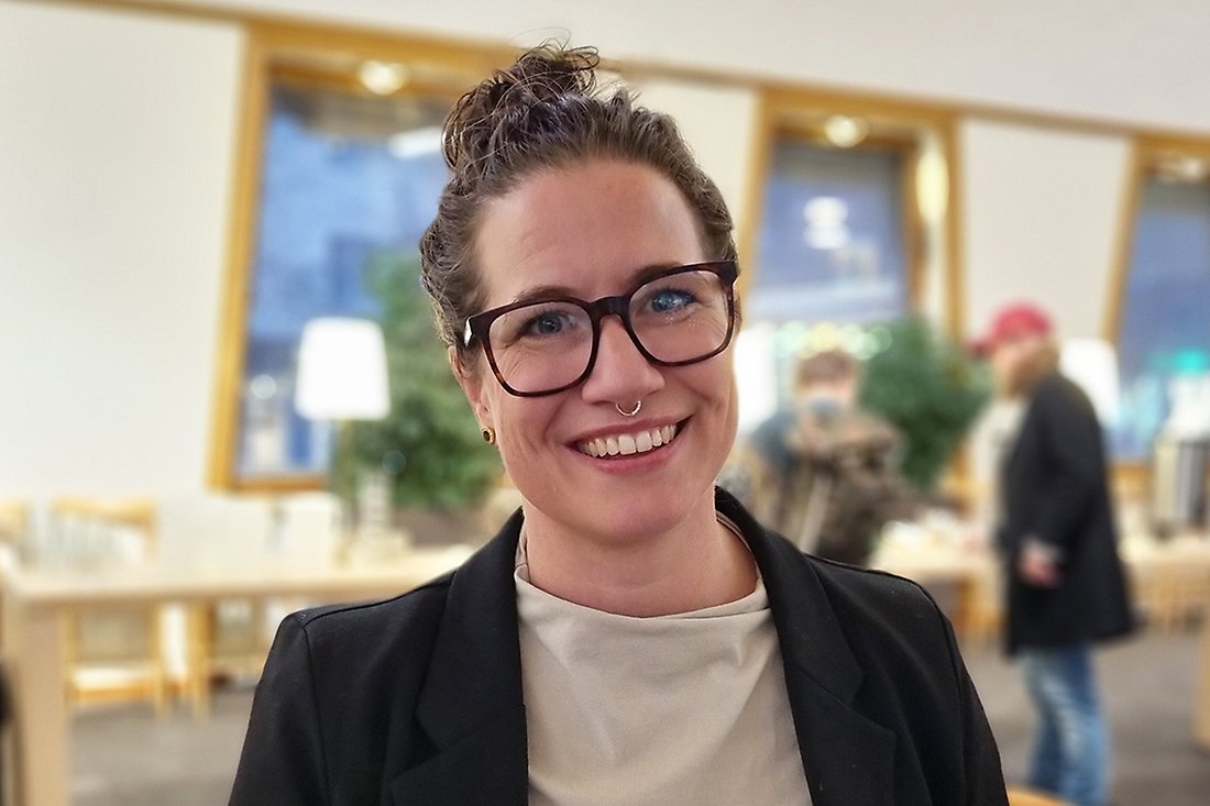 Glad kvinna med glasögon.