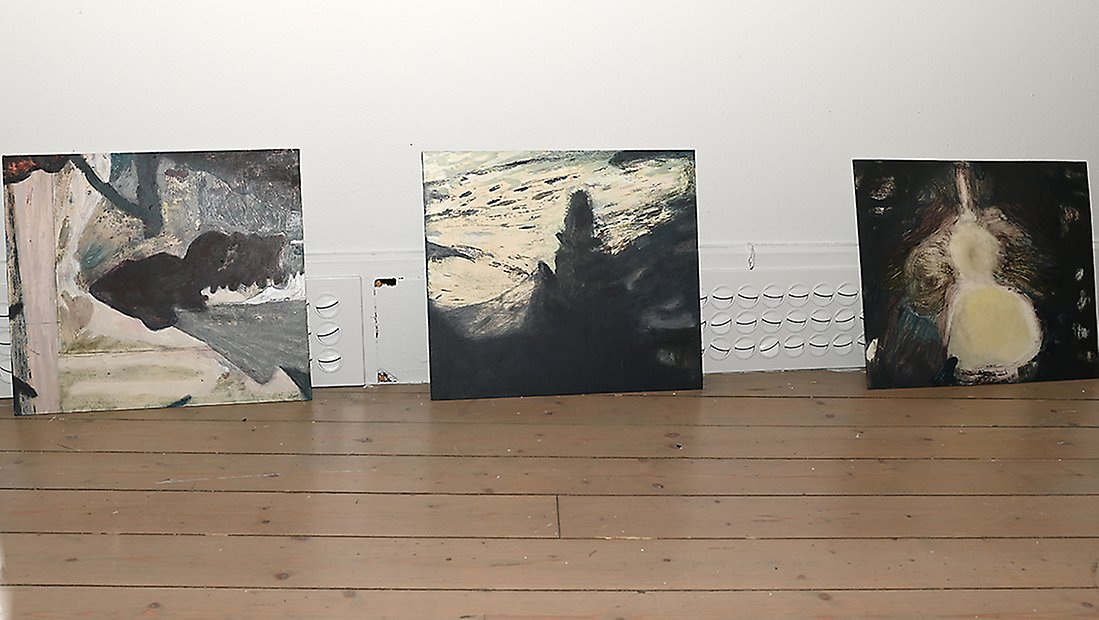 Tre verk som Linnea Henriksson målat på kartong.