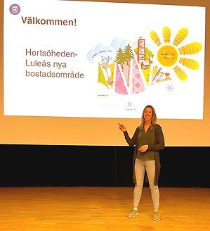 kvinna framför presentation