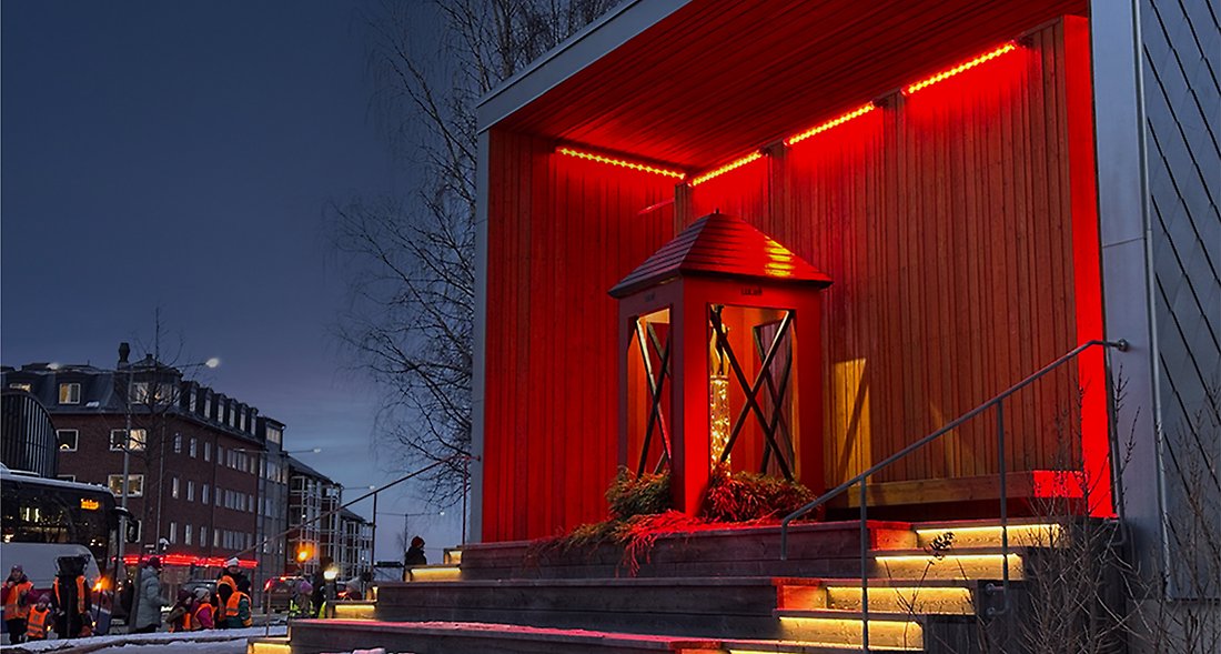 Stadsträdgårdens personal har byggt en stor röd julykta som ståtar på scenen i Stadsparken.