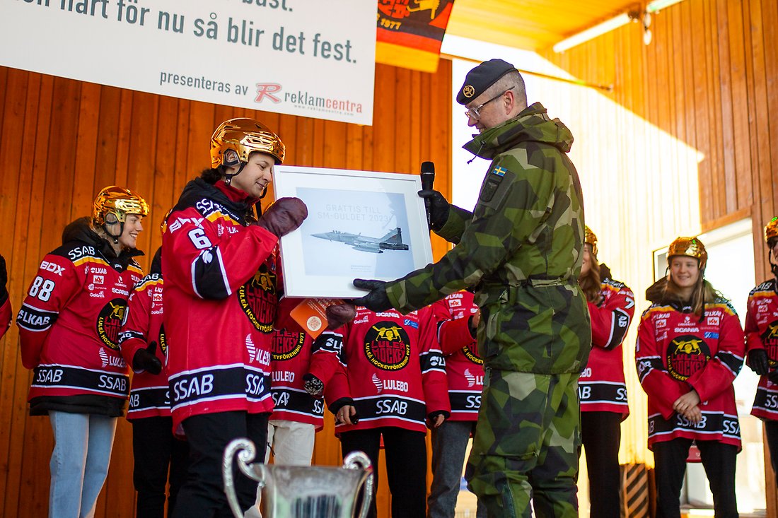 Jenni Hiirikoski tar emot tavla från F21.