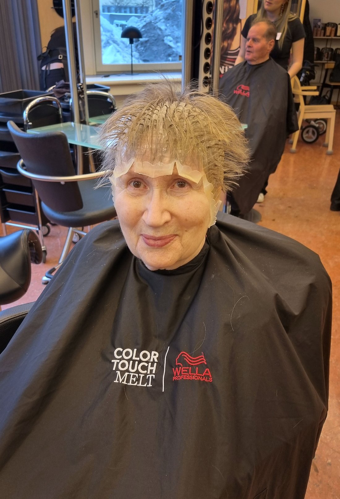 Ing-Mari Larsson blir vårfin med guldskimrande slingor i håret.