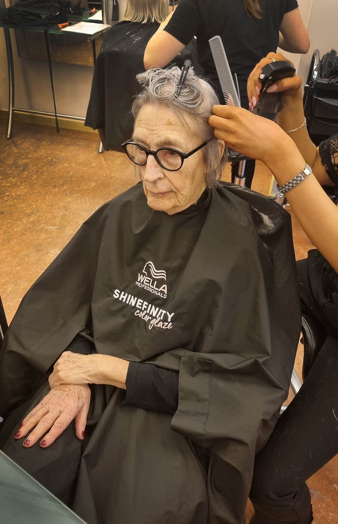 Karin Widman får sin frisyr lite tillputsad.