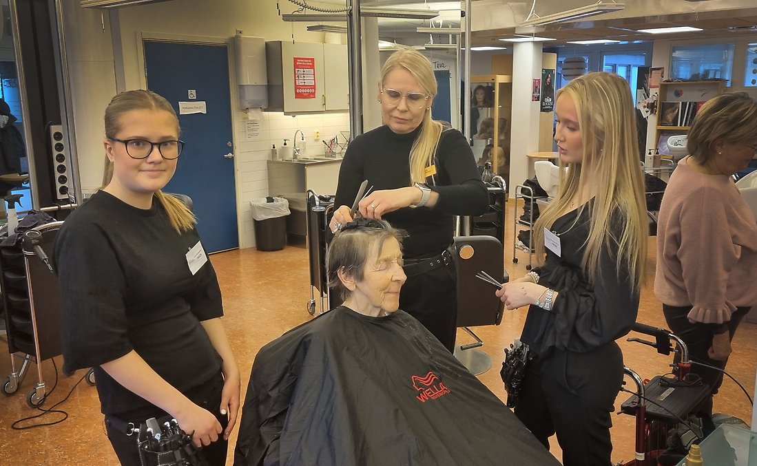 Läraren Anette Christiansen visade eleverna lite olika klipptekniker.