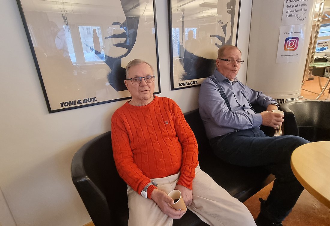 Rolf Larsson och Peter Lundholm sitter och tar igen sig med en fika.