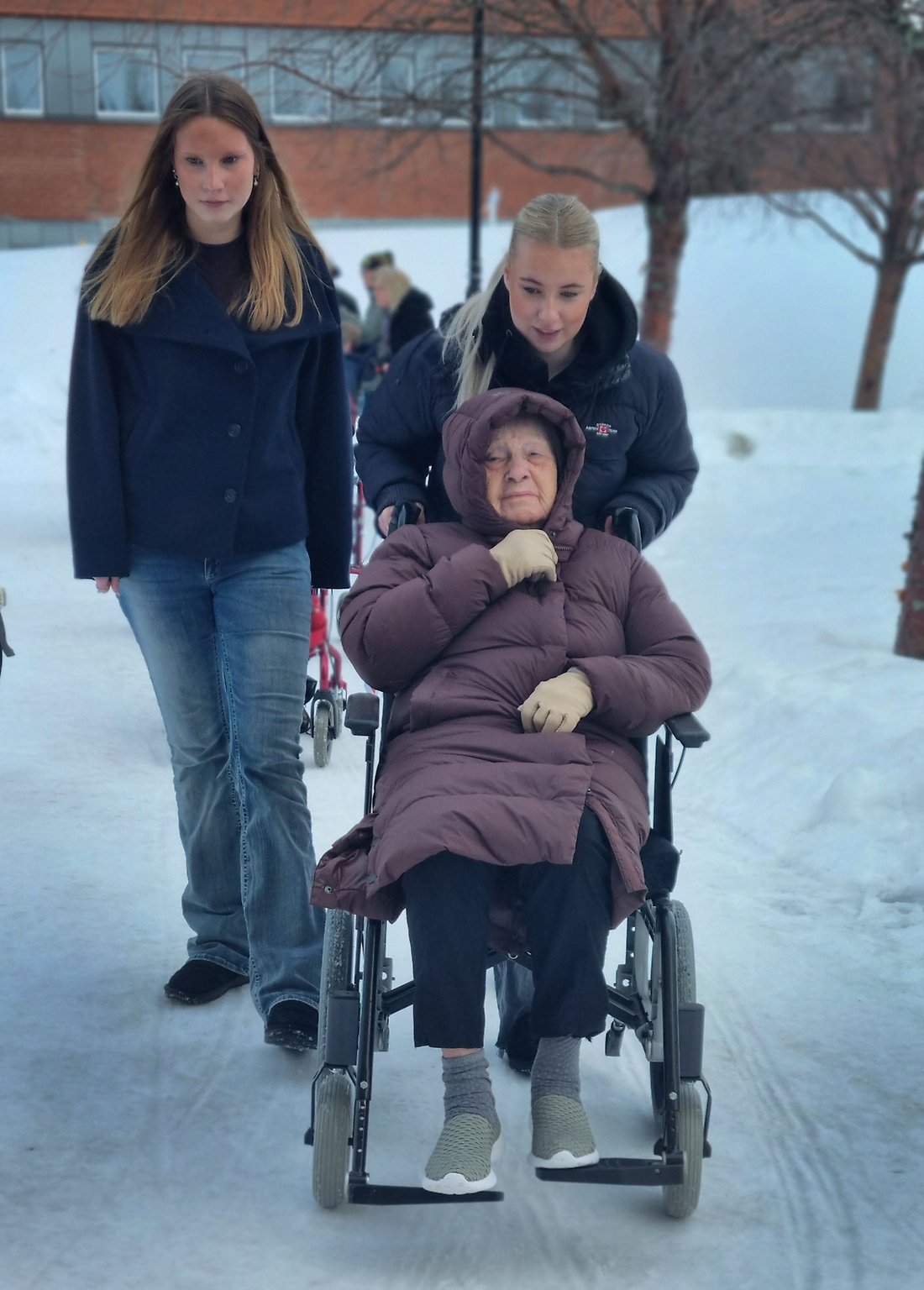 Maj-Siri Larsson får en bekväm transport till restaurang Novisen av elever.