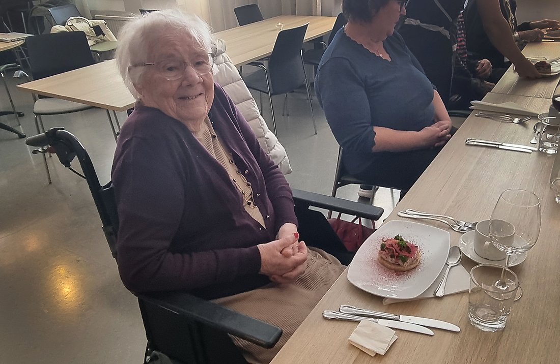 Tora Wikström väntar in de andra gästerna för att äta förrätten