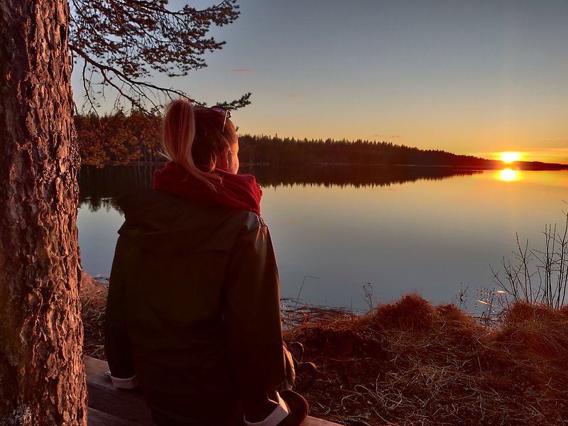 ung kvinna vid en sjö (Hertsoträsk)