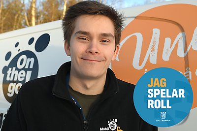 En bil kommer lastad med fritidsgård till byarna