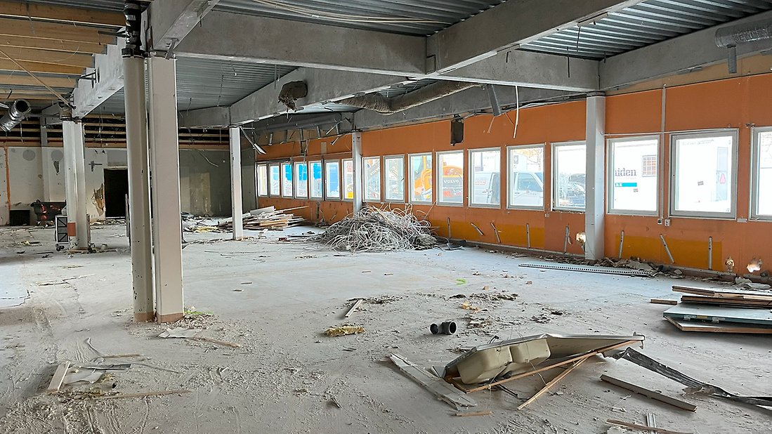 Rivningen är igång i gamla Hertsöskolan.